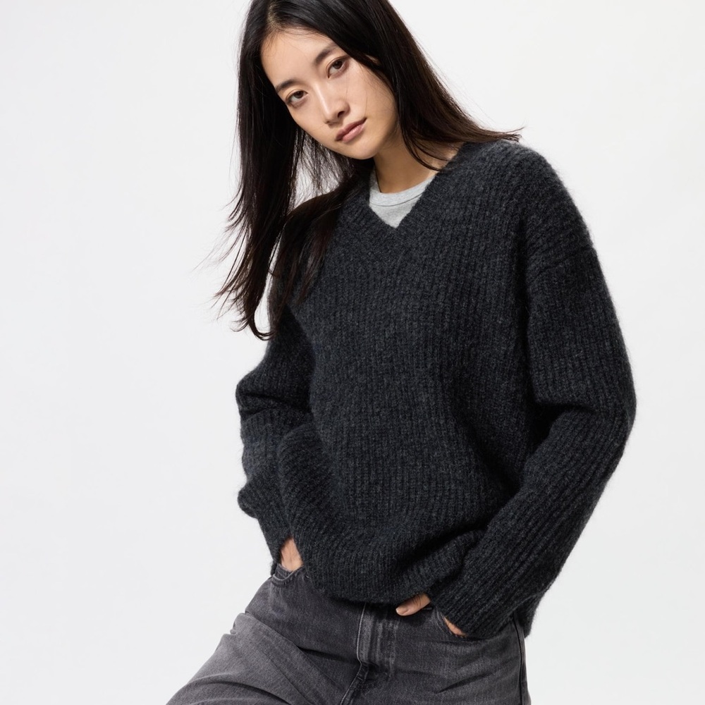 Uniqlo Fluffy V-Neck Wool Blend Sweater in Grey